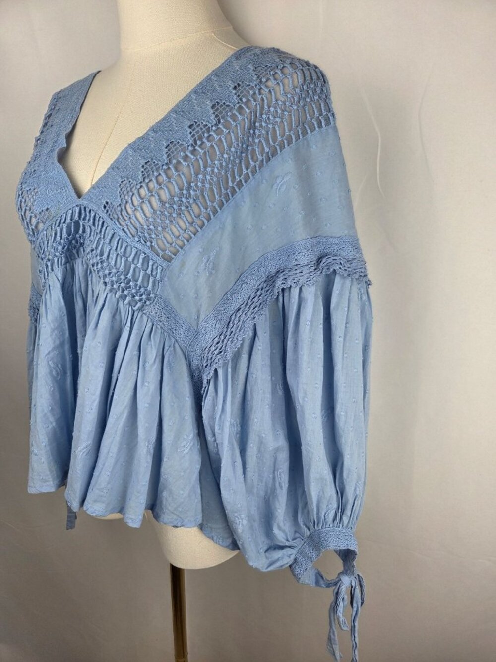 Free People Drive You Mad Blouse M Blue Crochet Lace Peasant Boho Puff Sleeve - Picture 5 of 11